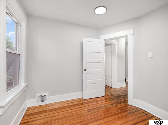 1214 S 25th Avenue, Omaha, NE 68105