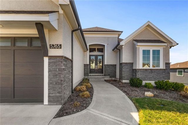 5765 NW Barn Hill Road, Parkville, MO 64152