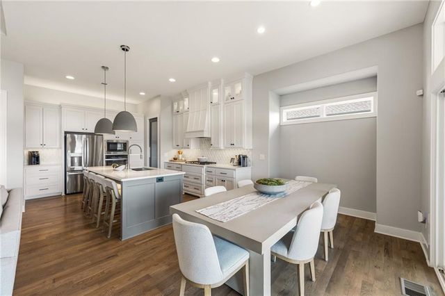 5765 NW Barn Hill Road, Parkville, MO 64152