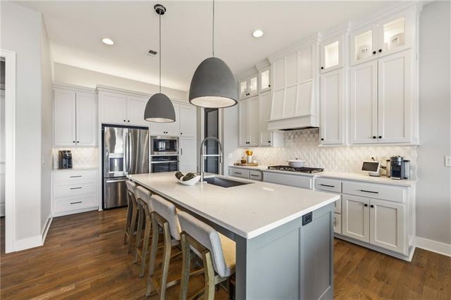 5765 NW Barn Hill Road, Parkville, MO 64152