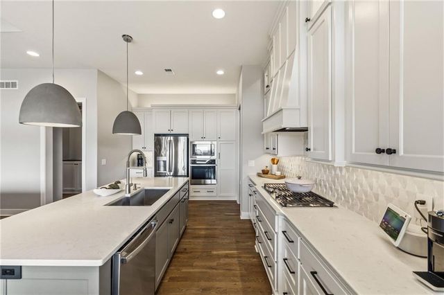 5765 NW Barn Hill Road, Parkville, MO 64152