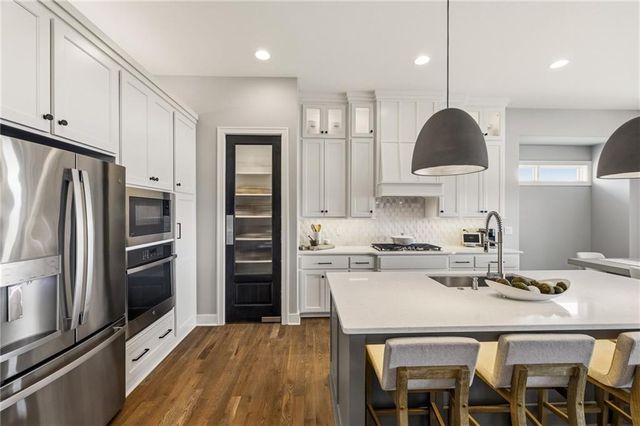 5765 NW Barn Hill Road, Parkville, MO 64152