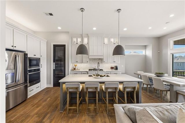 5765 NW Barn Hill Road, Parkville, MO 64152