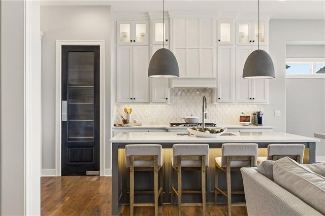 5765 NW Barn Hill Road, Parkville, MO 64152