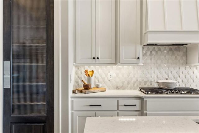 5765 NW Barn Hill Road, Parkville, MO 64152