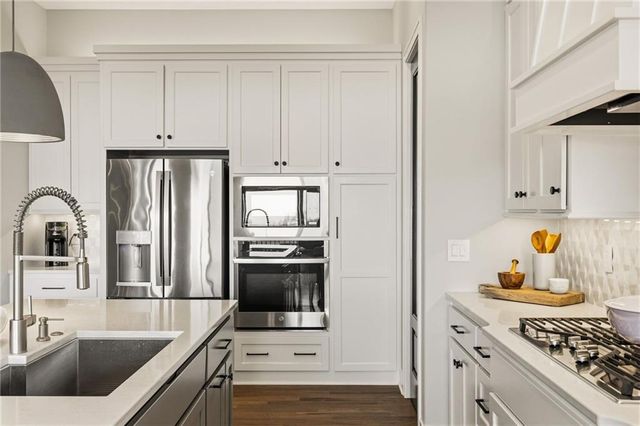 5765 NW Barn Hill Road, Parkville, MO 64152