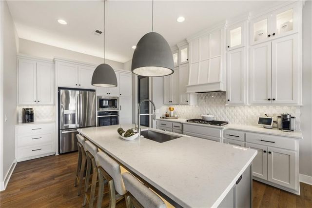 5765 NW Barn Hill Road, Parkville, MO 64152