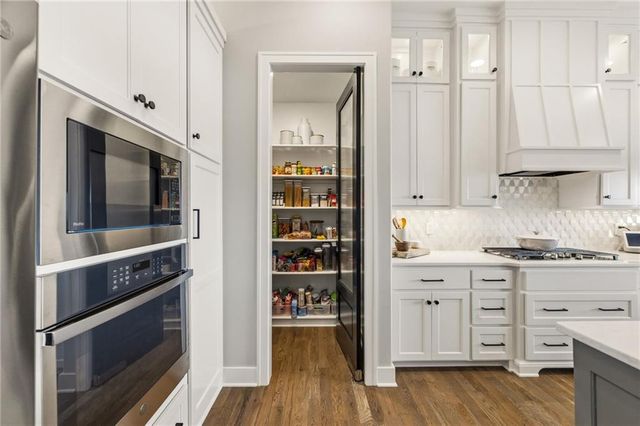 5765 NW Barn Hill Road, Parkville, MO 64152