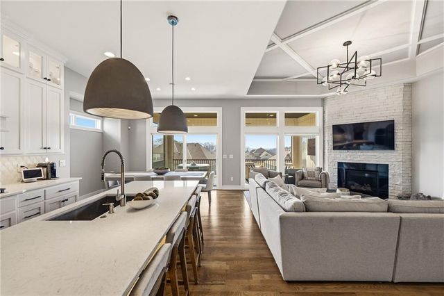 5765 NW Barn Hill Road, Parkville, MO 64152