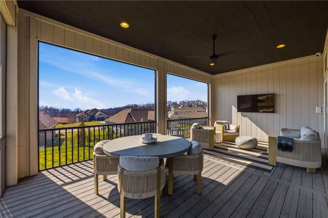 5765 NW Barn Hill Road, Parkville, MO 64152