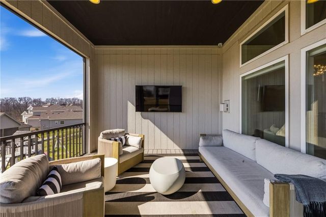 5765 NW Barn Hill Road, Parkville, MO 64152