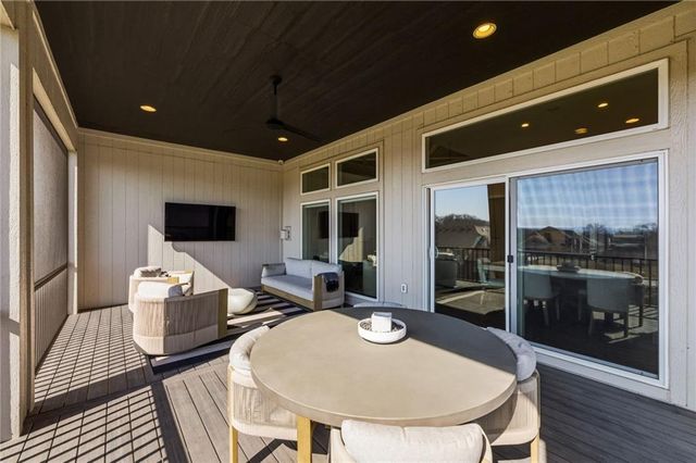 5765 NW Barn Hill Road, Parkville, MO 64152