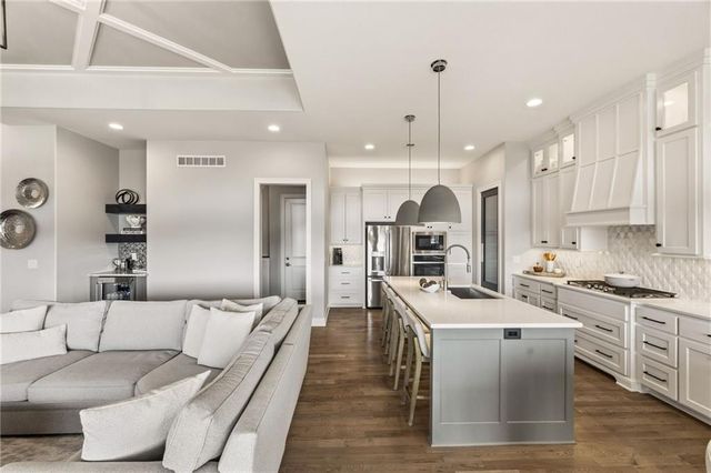 5765 NW Barn Hill Road, Parkville, MO 64152