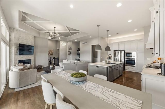 5765 NW Barn Hill Road, Parkville, MO 64152