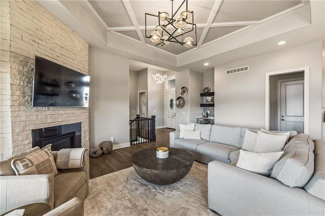 5765 NW Barn Hill Road, Parkville, MO 64152