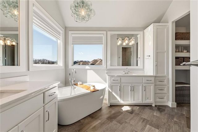 5765 NW Barn Hill Road, Parkville, MO 64152