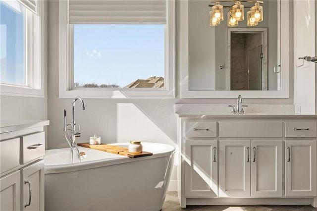 5765 NW Barn Hill Road, Parkville, MO 64152