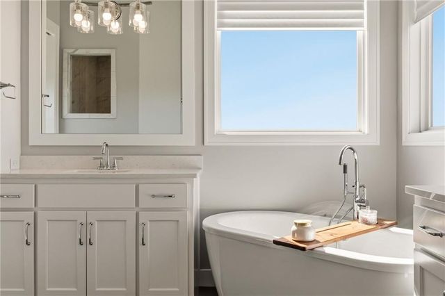 5765 NW Barn Hill Road, Parkville, MO 64152