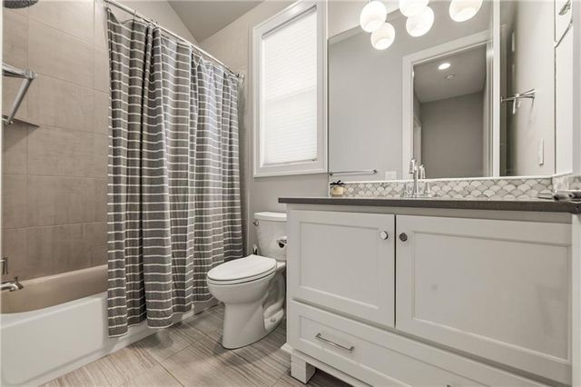 5765 NW Barn Hill Road, Parkville, MO 64152