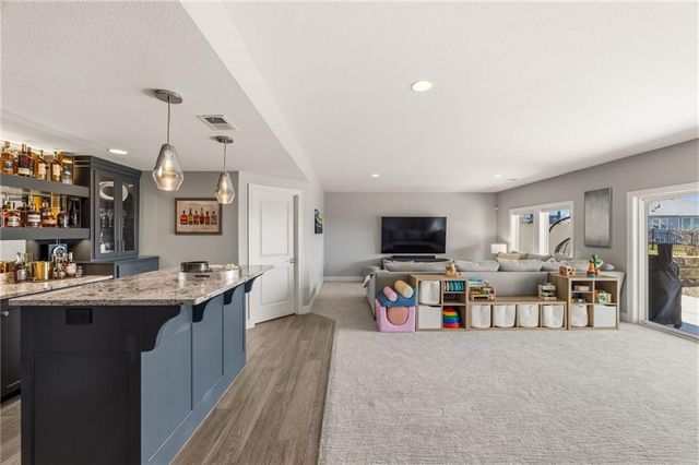 5765 NW Barn Hill Road, Parkville, MO 64152