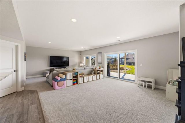 5765 NW Barn Hill Road, Parkville, MO 64152