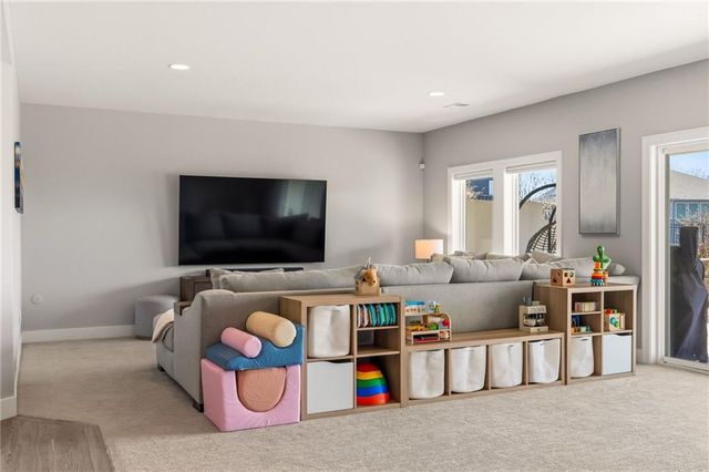 5765 NW Barn Hill Road, Parkville, MO 64152