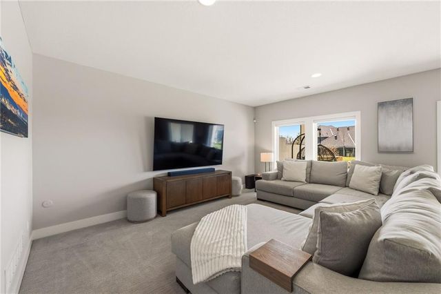 5765 NW Barn Hill Road, Parkville, MO 64152