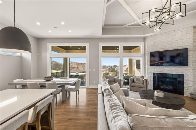 5765 NW Barn Hill Road, Parkville, MO 64152