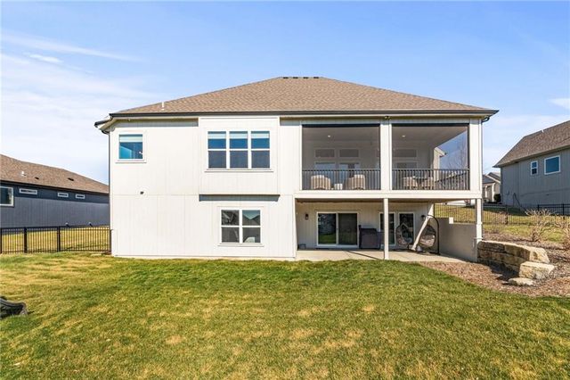 5765 NW Barn Hill Road, Parkville, MO 64152