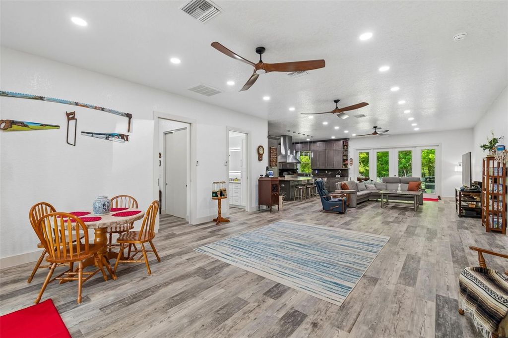 Image 11 of property listing at 4300 CR 673, Bushnell, FL 33513