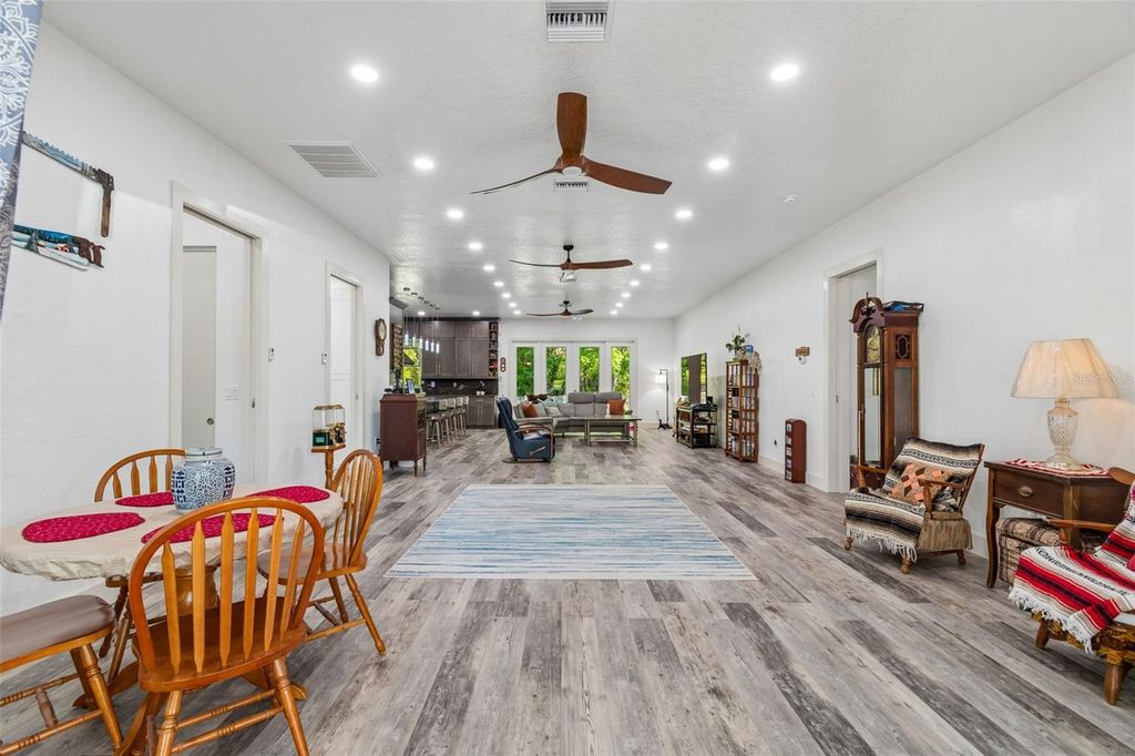 Image 10 of property listing at 4300 CR 673, Bushnell, FL 33513