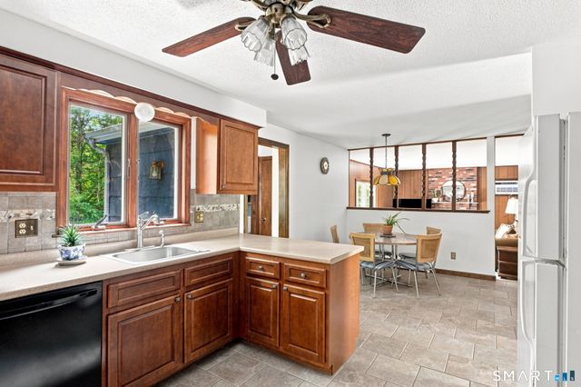 39 Berkshire Way, Simsbury, CT 06070