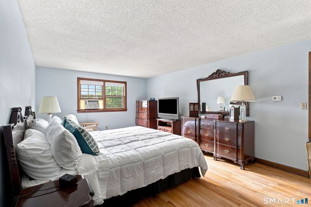 39 Berkshire Way, Simsbury, CT 06070