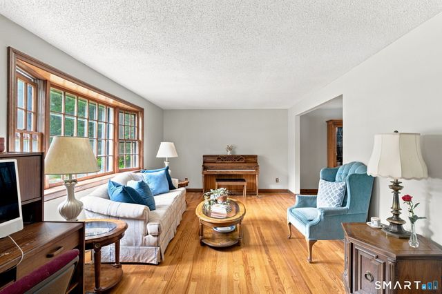 39 Berkshire Way, Simsbury, CT 06070