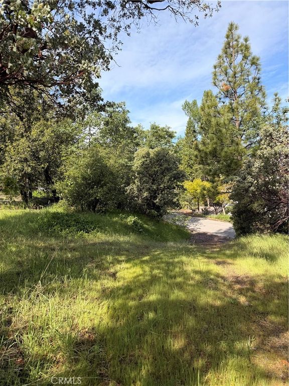 Image 3 of property listing at 39 Manzanita Drive, Oakhurst, CA 93644