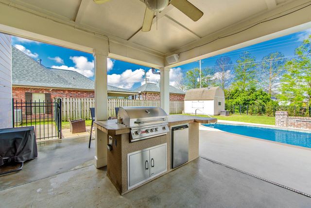 256 Riverwood Dr, Houma, LA 70360