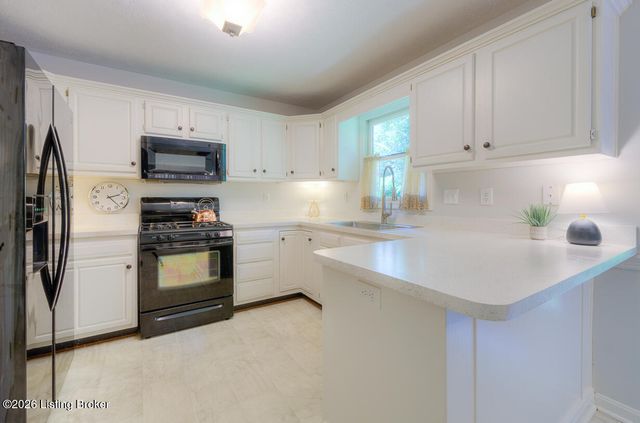 715 Auburn Oaks Dr, Louisville, KY 40214