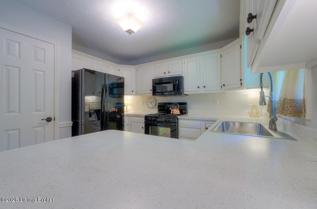 715 Auburn Oaks Dr, Louisville, KY 40214