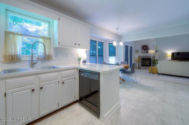715 Auburn Oaks Dr, Louisville, KY 40214