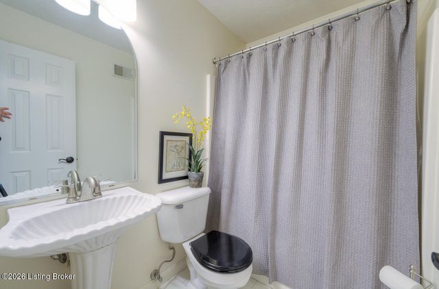 715 Auburn Oaks Dr, Louisville, KY 40214