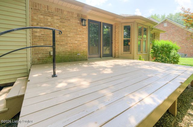 715 Auburn Oaks Dr, Louisville, KY 40214