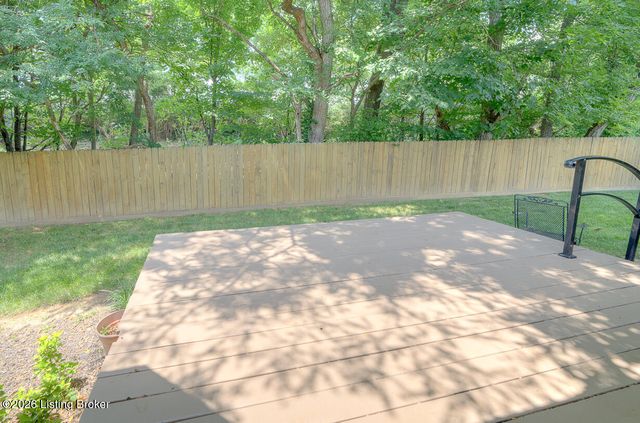 715 Auburn Oaks Dr, Louisville, KY 40214