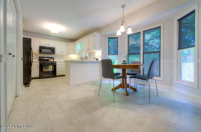 715 Auburn Oaks Dr, Louisville, KY 40214