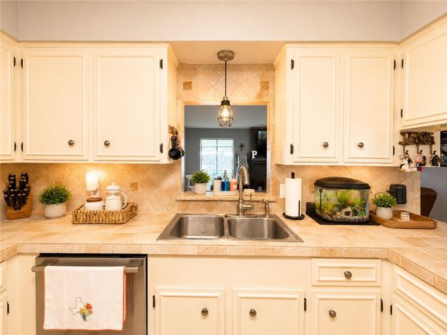 1809 Baffin Dr, Portland, TX 78374