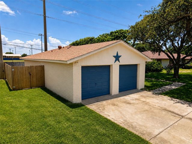 1809 Baffin Dr, Portland, TX 78374