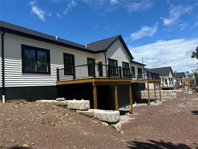 804 S 10th St, Youngwood, PA 15697