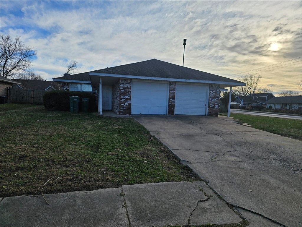 2324 Roselawn Street, Rogers, AR 72756