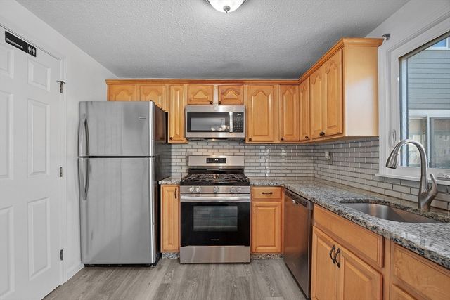 70 Austin St 16, Lowell, MA 01854