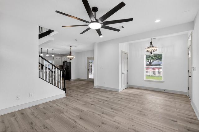 1086 S Hood Street, Alvin, TX 77511