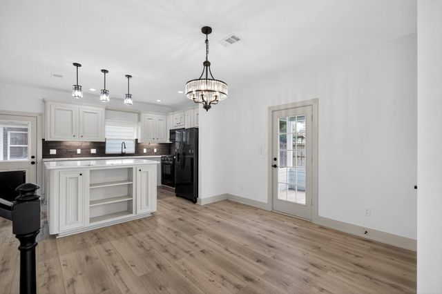 1086 S Hood Street, Alvin, TX 77511